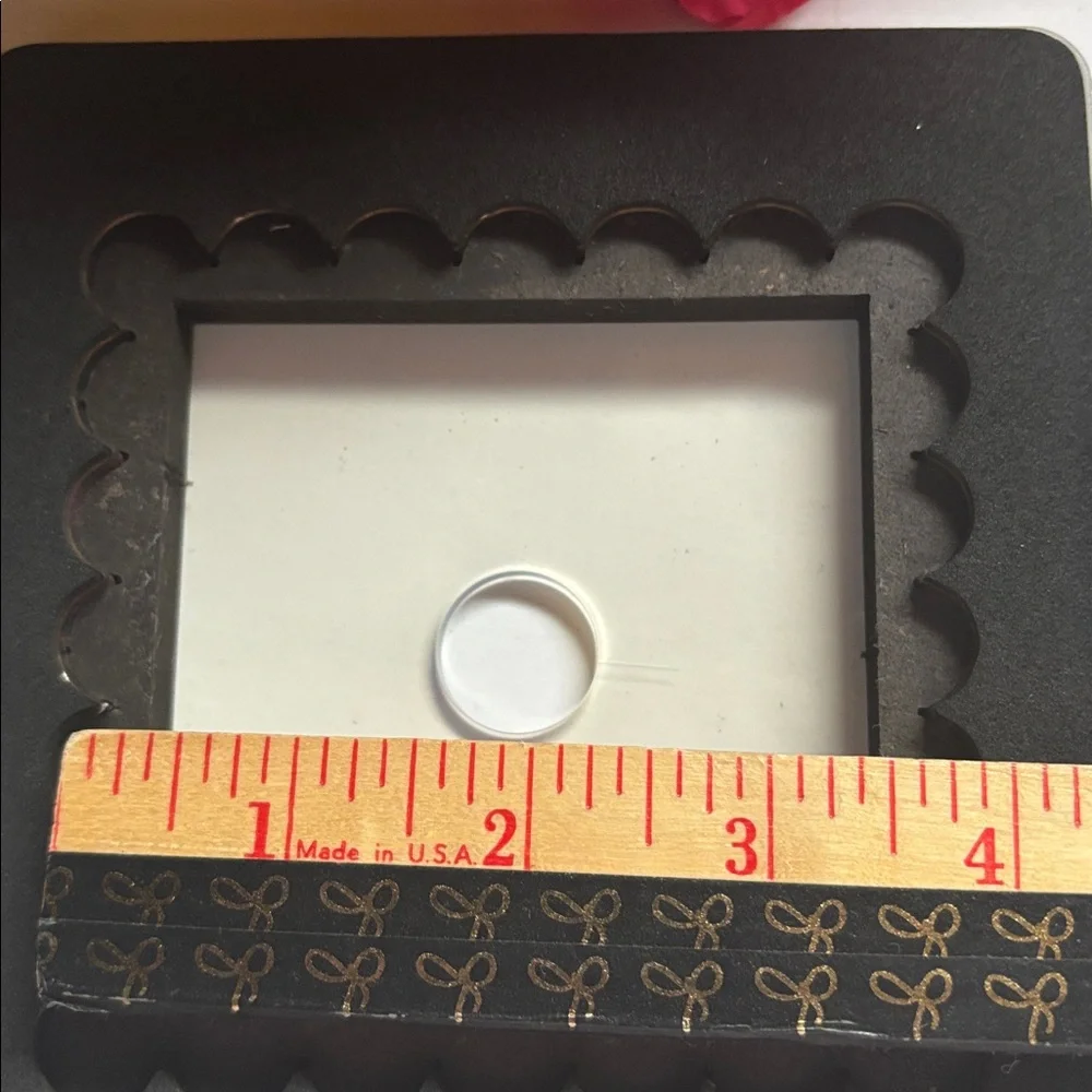 SIZZIX CLEAR SQUARE SCALLOP